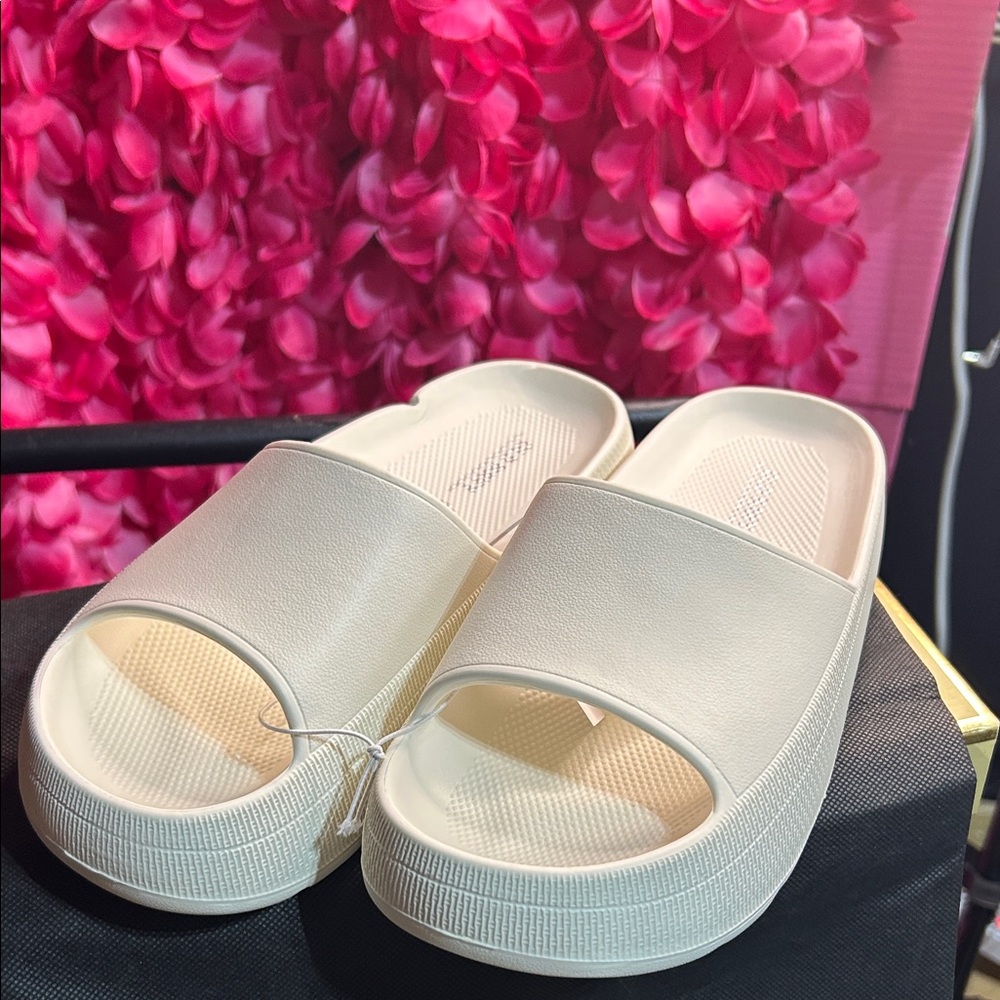 Old Navy Women's Cream Slide Sandals